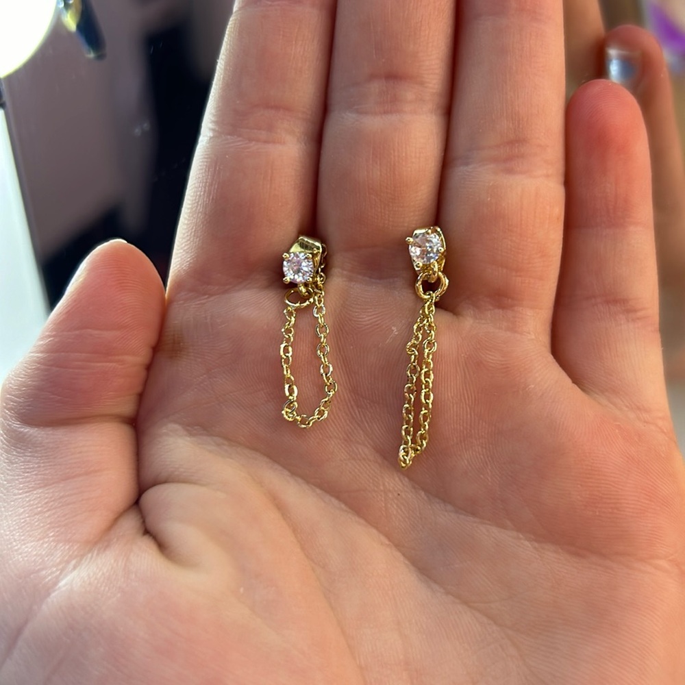 DIAMOND STUDS WITH CHAIN